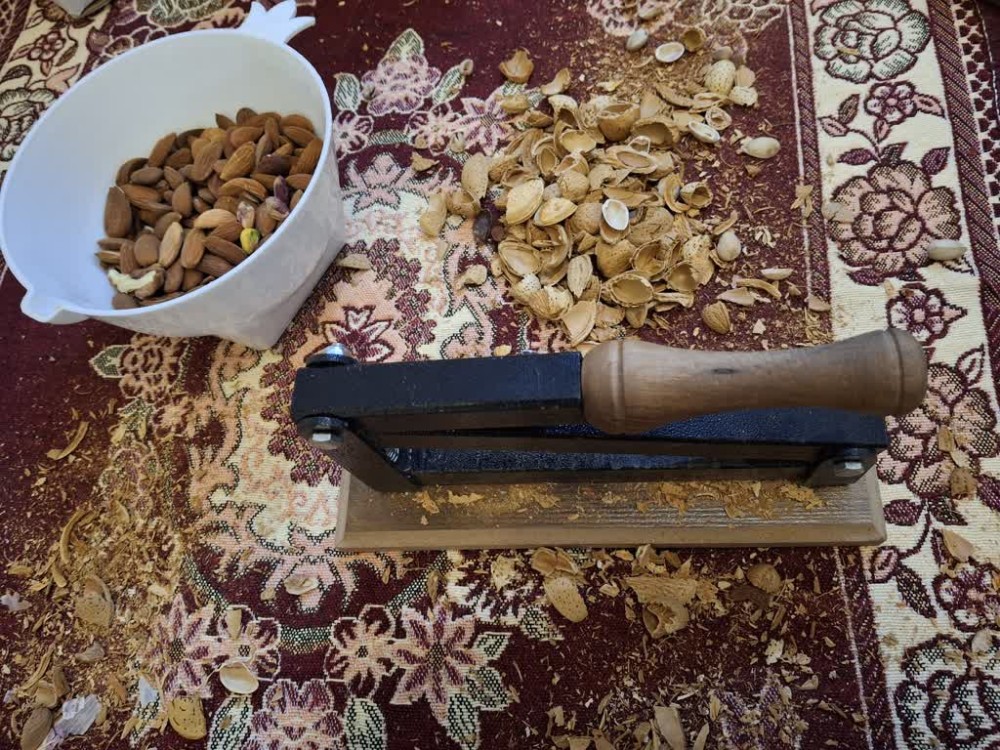گردوشکن آسان؛ شکستن سخت‌ترین گردوها با یک دست