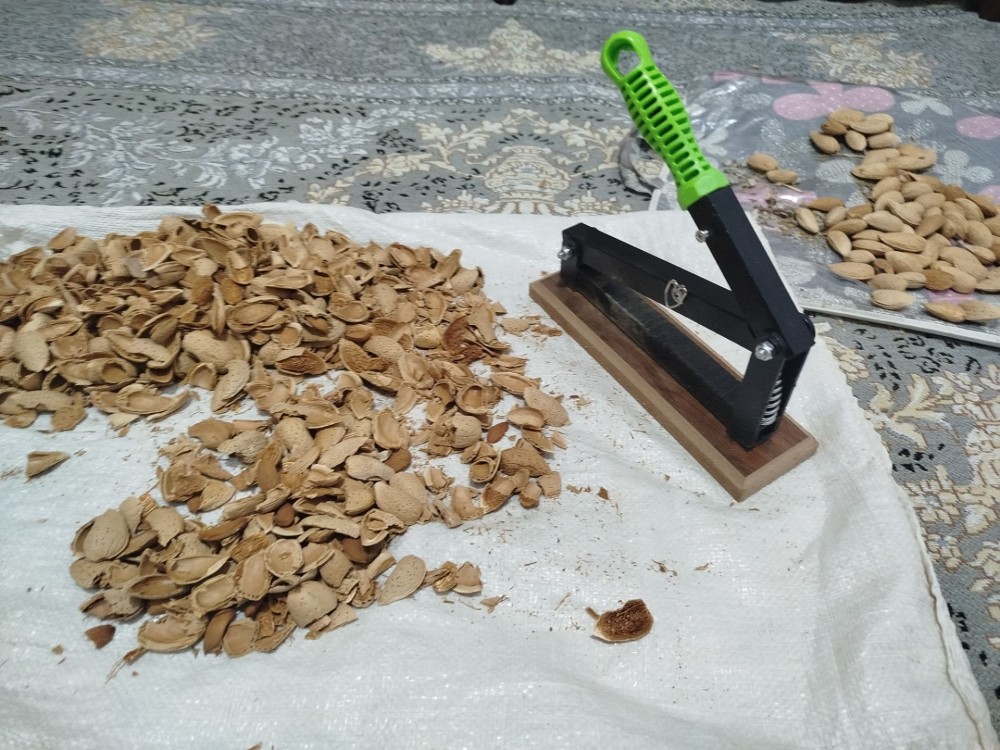 دستگاه بادام‌شکن خانگی و گردوشکن بی صدا با دسته پلاستیکی